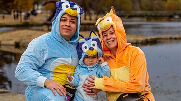 Family in Bluey costumes