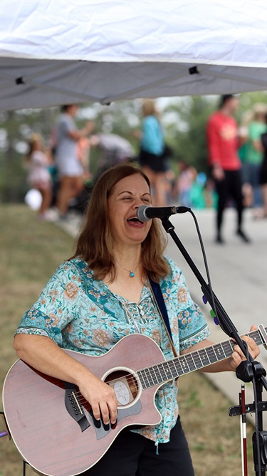Joy Zimmerman performing