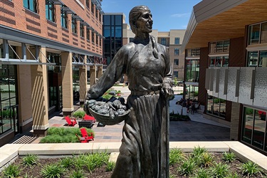 Na Nex Se statue. Na Nex Se: Dedicated in 2004 to honor Lenexa’s former mayor Joan Bowman, this bronze statue by Kwan Wu is of Lenexa’s namesake. This statue is located on Lenexa's civic campus at City Center.