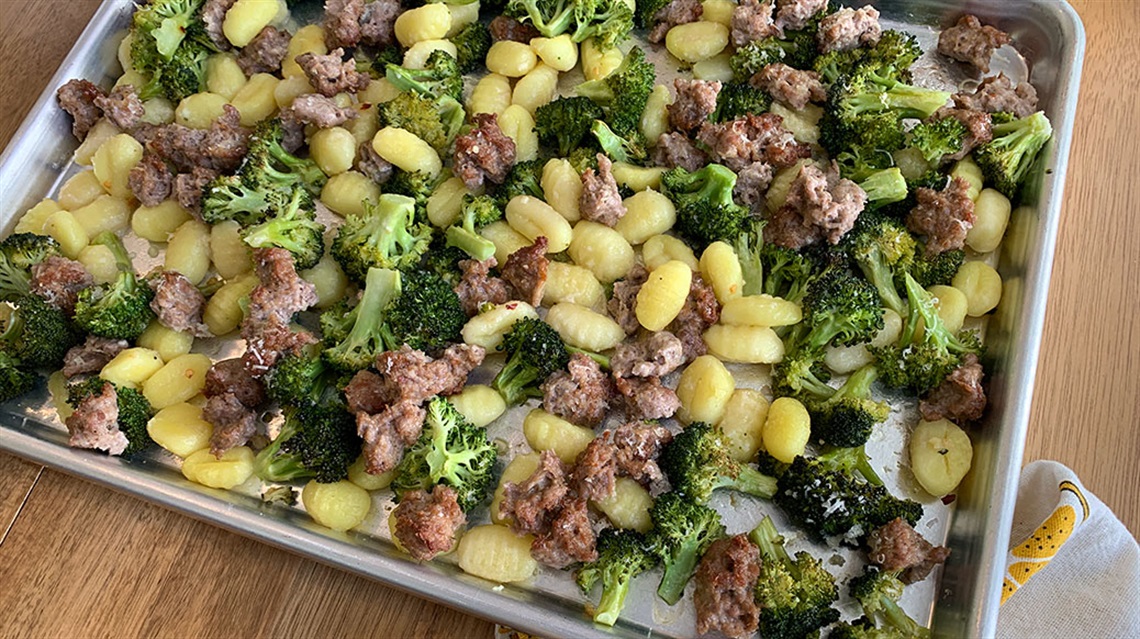 Sheet pan covered with gnocchi, sausage and broccoli