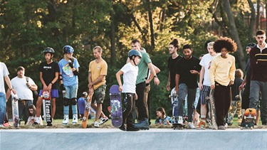 Line of people waiting for a turn to skate in flow bowl